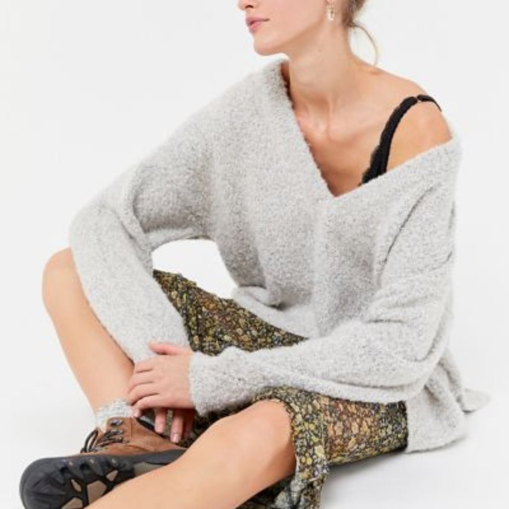 UO Rosie Soft V-neck Pullover Sweater - NWT XS